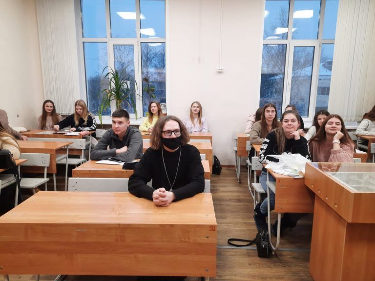 Священник побеседовал со студентами Вологодского строительного колледжа о православной семье