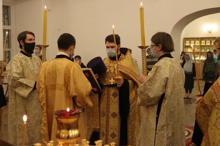 Студенты Вологодской семинарии молитвенно отметили воскресный день и память святителя Николая Чудотворца