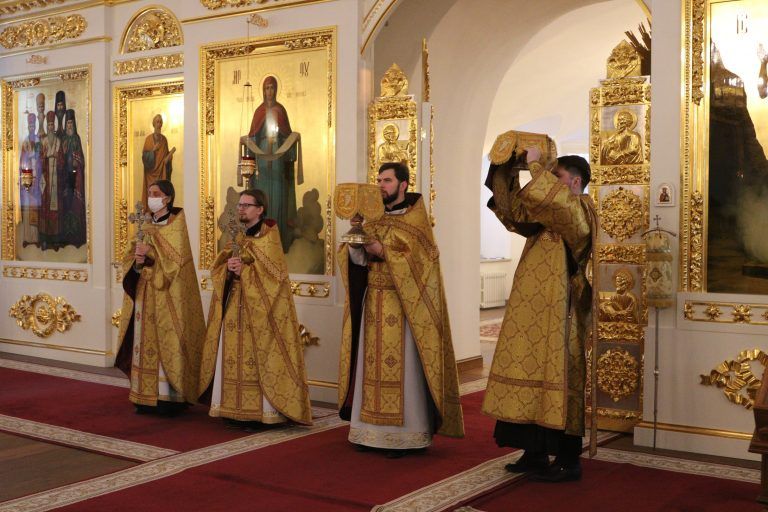 В Неделю 25-ю по Пятидесятнице студенты и преподаватели семинарии молились за богослужением в кафедральном соборе Вологды