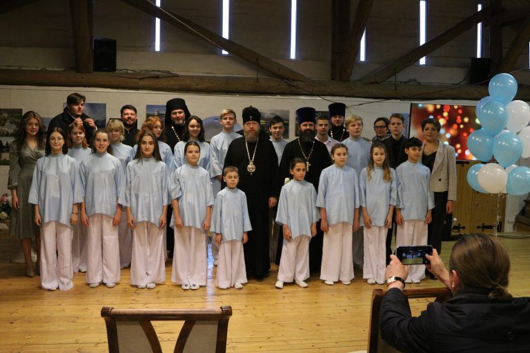 Юные воспитанники Вологодской семинарии подарили владыке Савве концерт в день его тезоименитства