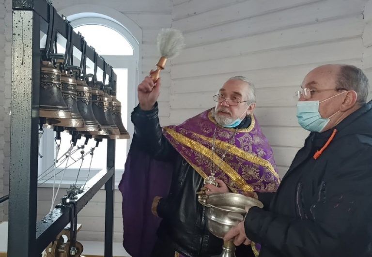 В Красавине освятили колокола для звонницы храма на территории психоневрологического интерната
