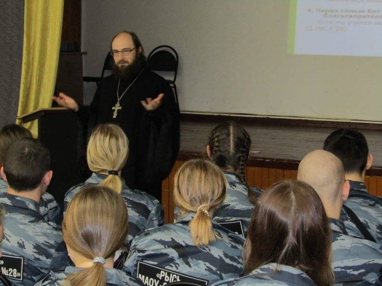 Священник побеседовал с учащимися старших классов череповецкой школы №28 о понятии греха