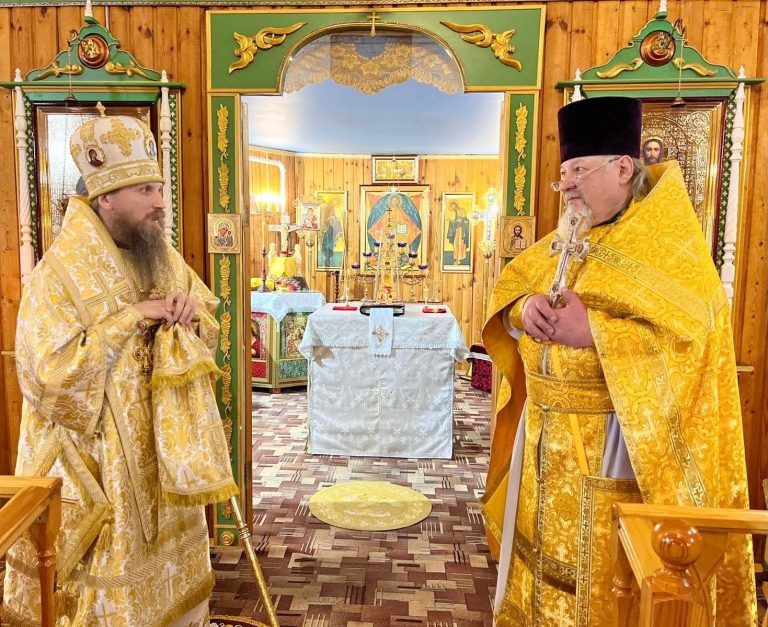 Епископ Игнатий совершил воскресное богослужение в храме преподобного Сергия Шухтовского поселка Суда