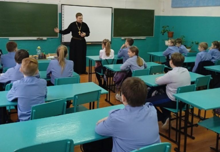 В Кичменгском Городке прошла встреча священника с воспитанниками кадетских классов