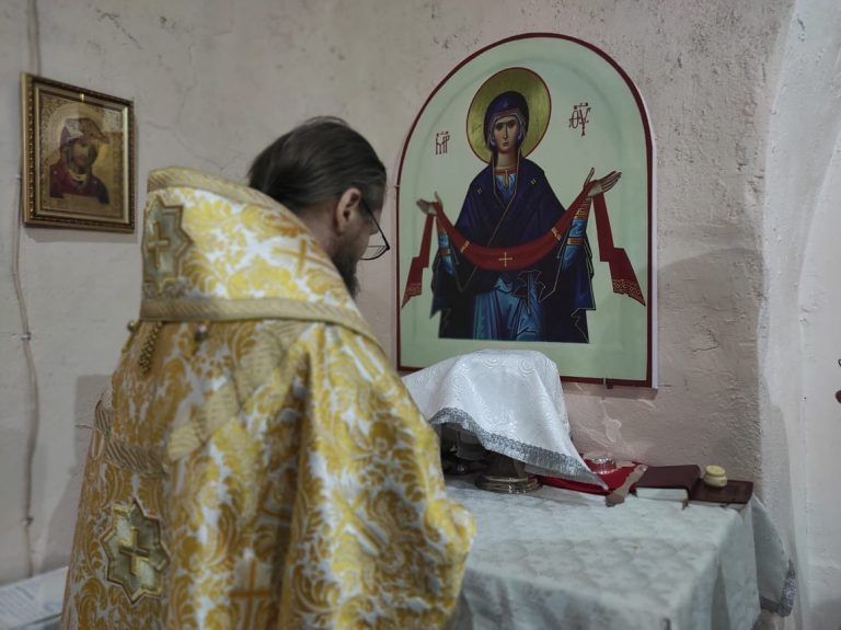 Епископ Игнатий совершил Литургию в восстанавливаемом храме города Устюжны