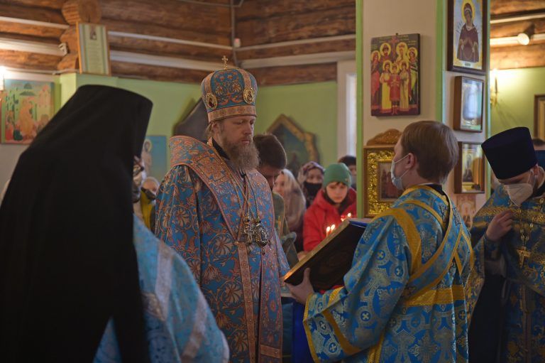 Праздничным архиерейским богослужением отметили в Вологде 15-летие храма преподобного Сергия Радонежского