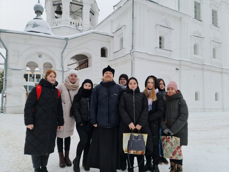 Учащиеся Вологодского педагогического колледжа познакомились с устройством православного храма