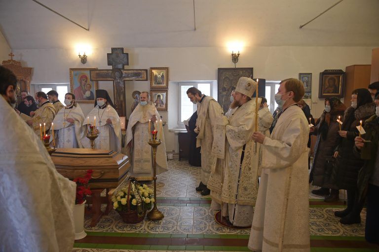 Глава Вологодской митрополии совершил Божественную литургию, отпевание и погребение в одном из храмов Ярославской епархии