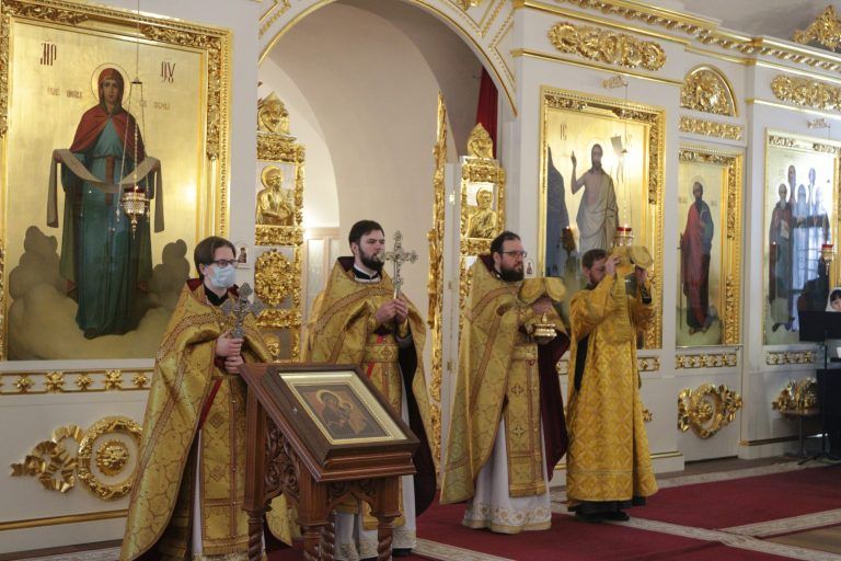 В Неделю о мытаре и фарисее студенты духовной семинарии молились за богослужением в кафедральном соборе Вологды