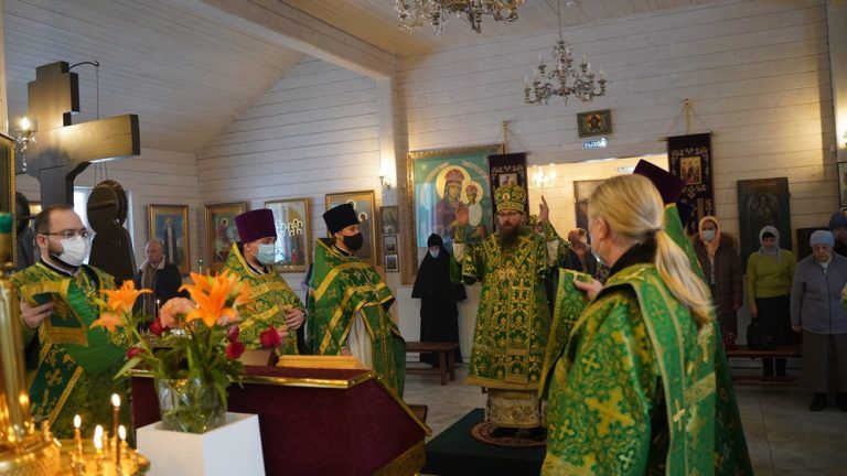 Епископ Игнатий возглавил богослужения в храме преподобного Сергия Радонежского города Череповца 