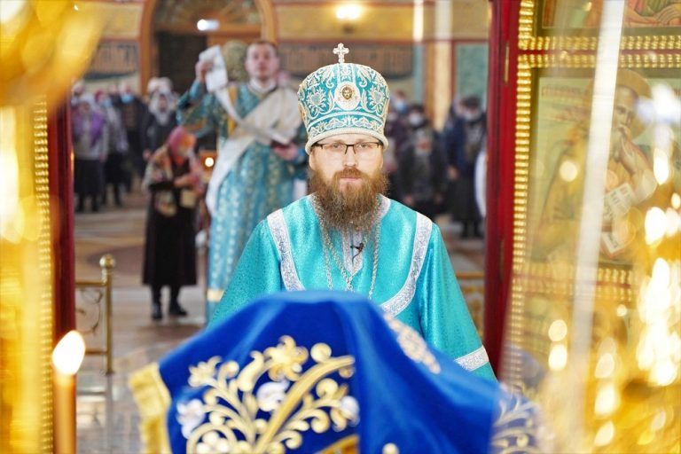 В праздник Сретения Господня епископ Игнатий совершил Литургию в кафедральном соборе города Череповца