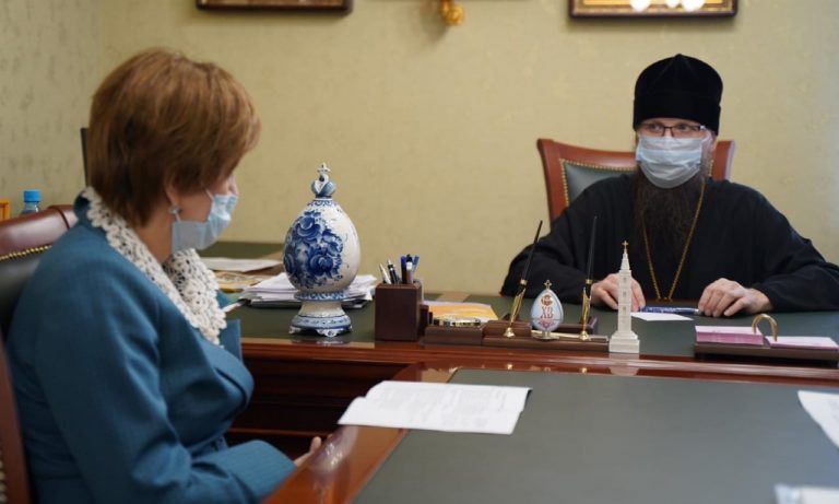 Епископ Игнатий и сенатор Елена Авдеева обсудили совместную деятельность приходов храмов города Череповца и муниципального молодежного центра