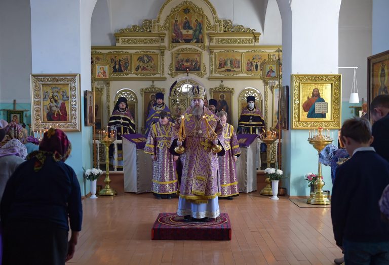 В день празднования подвига 40 Севастийских мучеников в Серафимовском храме города Харовска состоялось архиерейское богослужение