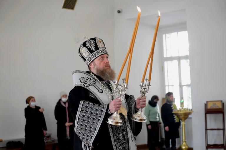 Митрополит Савва совершил первую в этом году Литургию Преждеосвященных Даров в кафедральном соборе Вологды