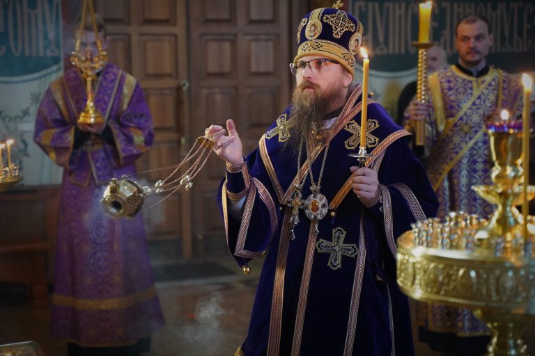 В Неделю святителя Григория Паламы епископ Игнатий совершил вечерню с чином пассии в кафедральном соборе Череповца