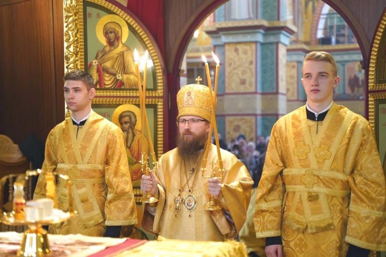 Епископ Игнатий совершил Божественную литургию в кафедральном соборе преподобных Афанасия и Феодосия Череповецких