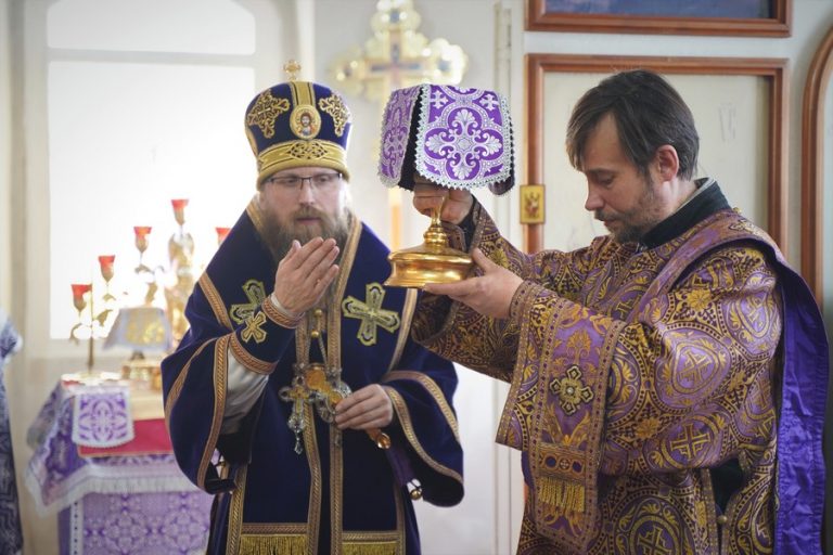 Прихожане Благовещенского храма города Устюжны помолились вместе с правящим архиереем