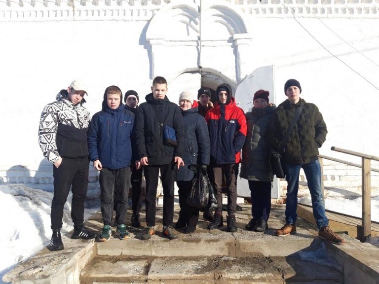 Студенты Белозерского индустриально-педагогического колледжа поработали на приходе Петропавловского храма города Белозерска