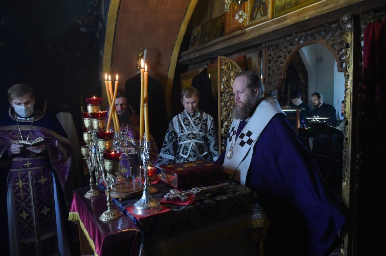 В Великий Вторник владыка Савва совершил Литургию Преждеосвященных Даров в Ферапонтовом монастыре