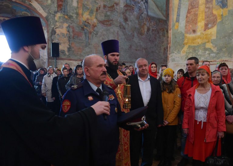 Казаки доставили Благодатный огонь во все епархии Вологодской митрополии
