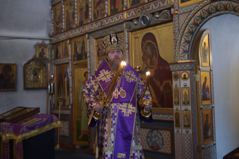 В Неделю преподобного Иоанна Лествичника в Горне-Успенском женском монастыре Вологды состоялось архиерейское богослужение