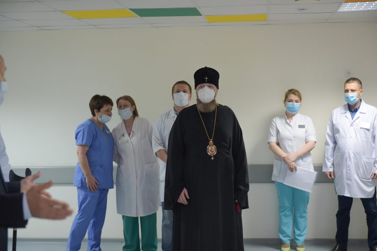 Митрополит Савва поздравил с Пасхой Христовой пациентов Вологодской детской клинической больницы