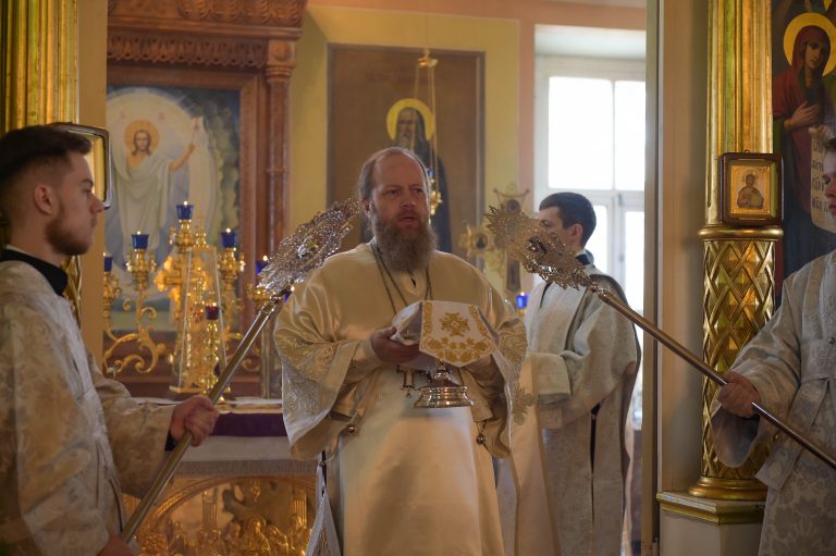 В день всеобщего поминовения усопших митрополит Савва совершил богослужение в вологодском соборе Рождества Пресвятой Богородицы 