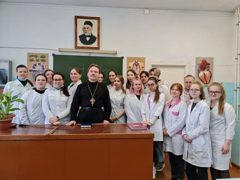Священник побеседовал со студентами Вологодского медицинского колледжа о вреде сквернословия