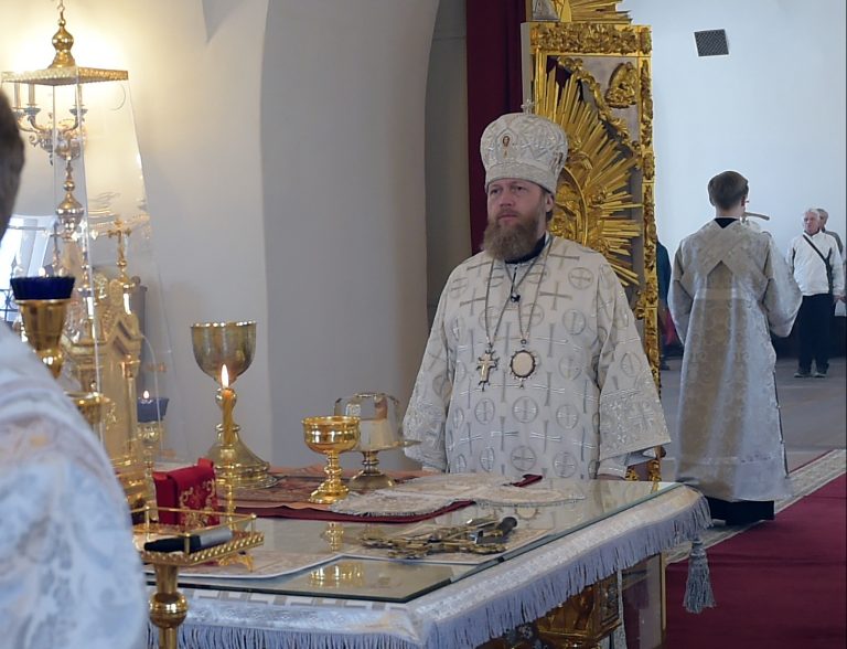 В Великую Субботу митрополит Савва совершил вечерню и Литургию св. Василия Великого