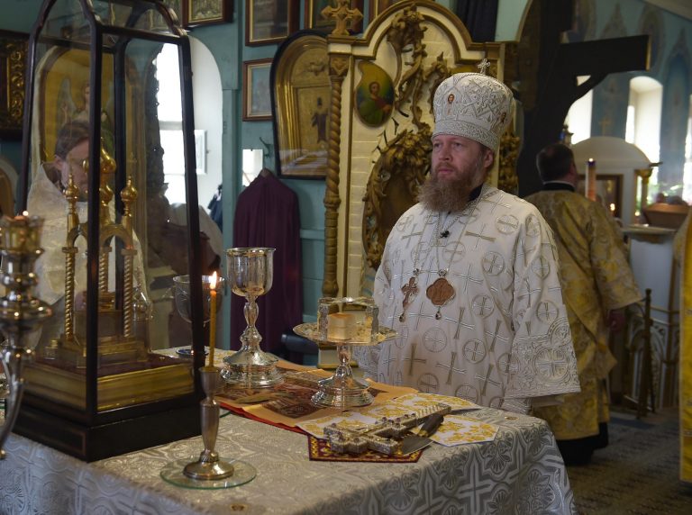В Лазареву субботу митрополит Савва возглавил Божественную литургию в Лазаревском храме Вологды