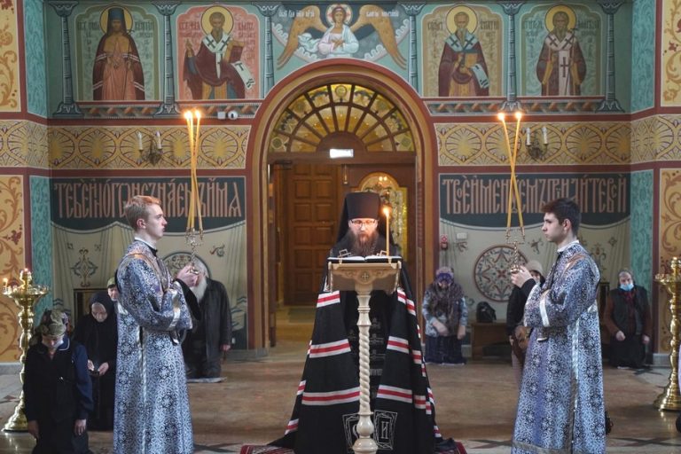 Епископ Игнатий возглавил Литургию Преждеосвященных Даров в кафедральном соборе Череповца