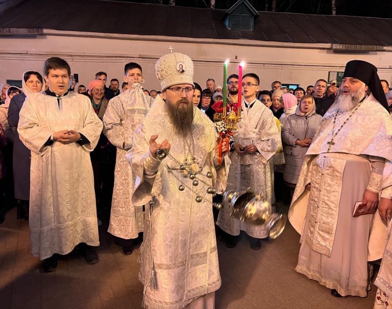 Епископ Игнатий возглавил пасхальные торжества в Воскресенском соборе города Череповца