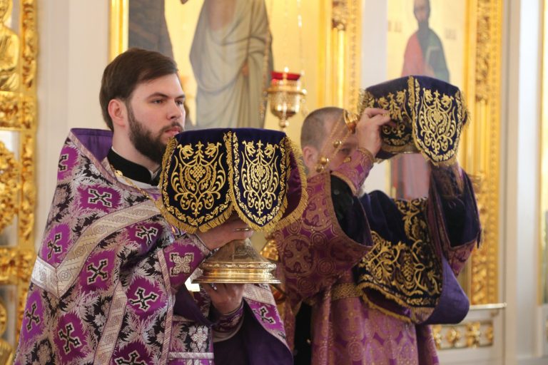 В день памяти преподобного Иоанна Лествичника студенты духовной семинарии молились за великопостными богослужениями