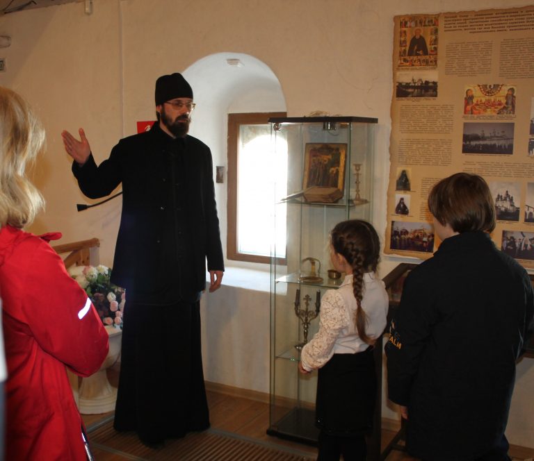 Юные воспитанники Вологодской семинарии побывали на выставке в Спасо-Прилуцком монастыре