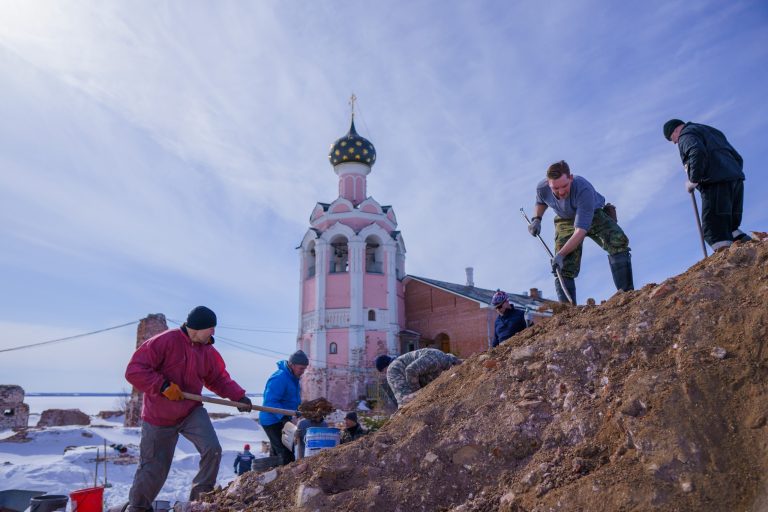 Добровольцы Лазаревского храма потрудились на субботнике по восстановлению Спасо-Каменного монастыря