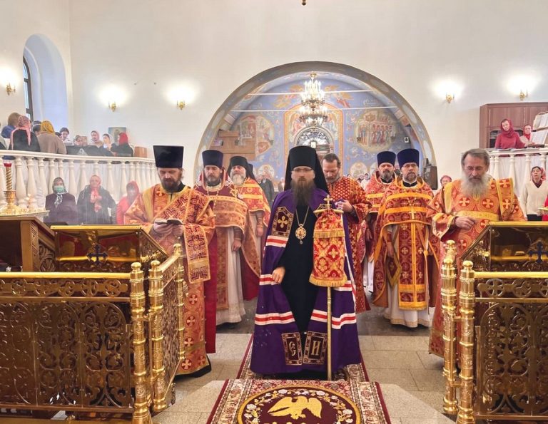 В Светлый понедельник епископ Игнатий совершил Литургию в череповецком храме Рождества Христова