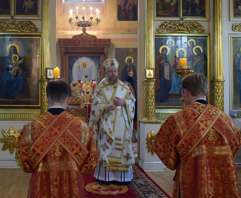 В день Радоницы митрополит Савва возглавил Божественную литургию в вологодском соборе Рождества Пресвятой Богородицы