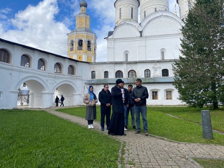 Студенты-мусульмане Вологды познакомились с историей и современной жизнью Спасо-Прилуцкого монастыря