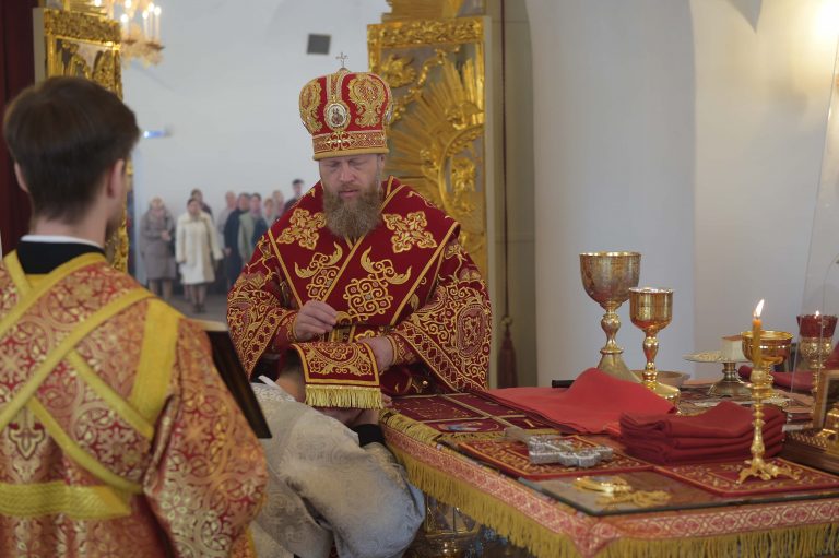 В Неделю о слепом владыка Савва совершил Литургию в кафедральном соборе Вологды