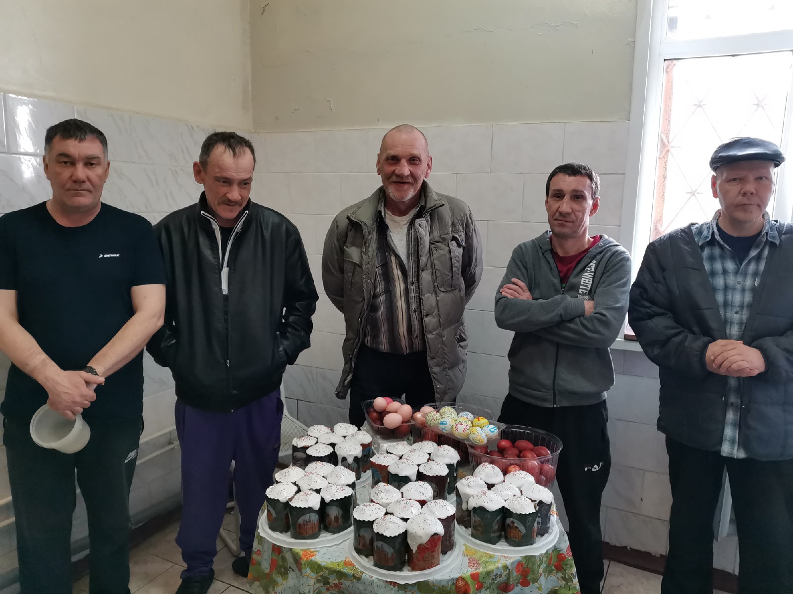 Волонтеры «Благосердия» поздравили со Святой Пасхой жителей комплексного социального центра «Забота» города Череповца