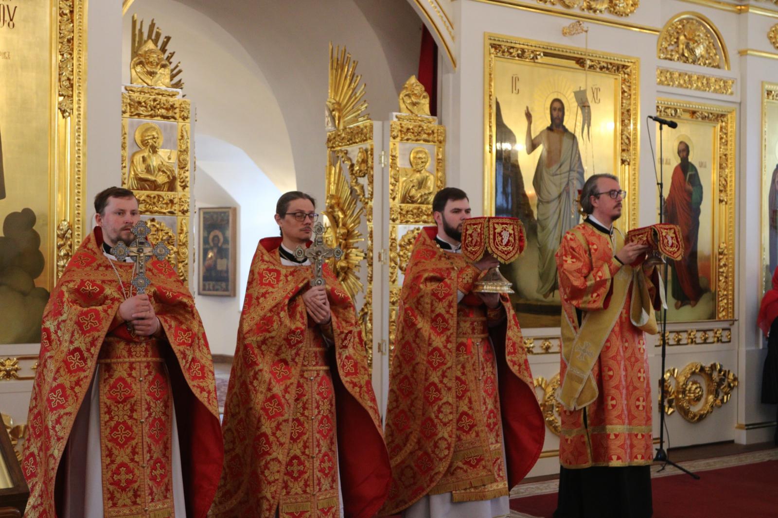 В Неделю 4-ю по Пасхе студенты духовной семинарии молились за воскресным богослужением