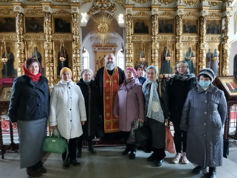 Участники Центра активного долголетия посетили Архиерейское Воскресенское подворье Череповца
