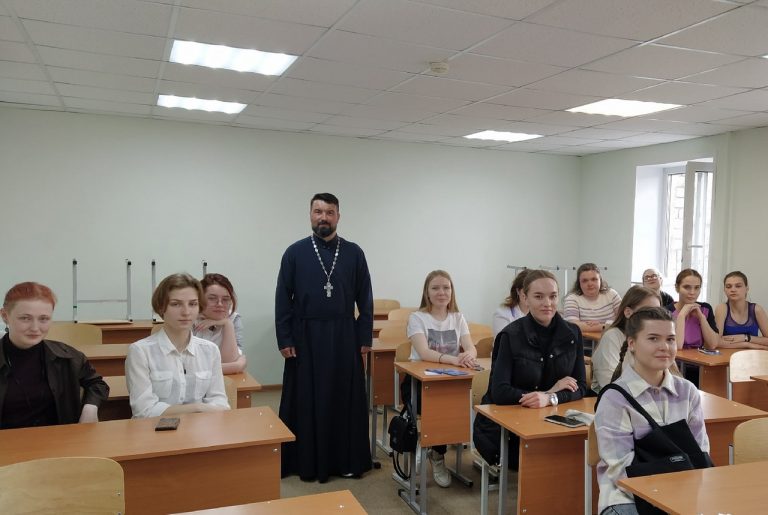 В Череповецком медицинском колледже прошла беседа со священником о милосердии