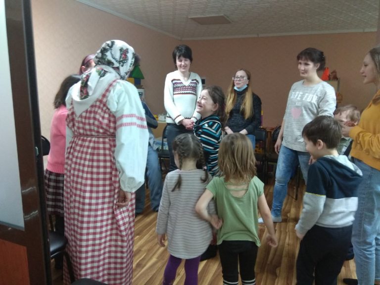 Педагог воскресной школы кафедрального собора Череповца проводит занятия с участниками программы «Укрепление семьи»