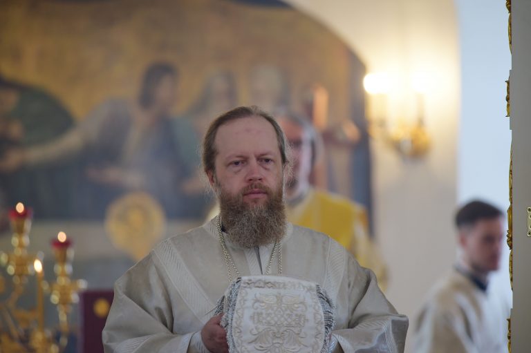 В Троицкую родительскую субботу митрополит Савва совершил Божественную литургию в Воскресенском кафедральном соборе Вологды 