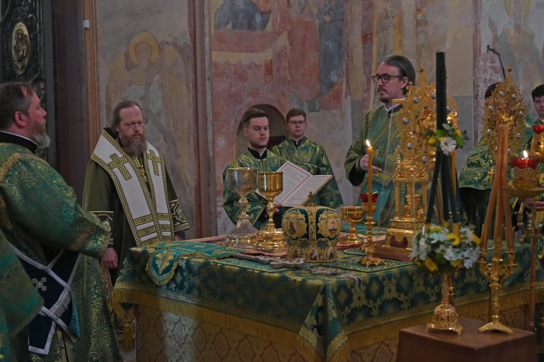 В день Пятидесятницы митрополит Савва возглавил Божественную литургию в Софийском кафедральном соборе города Вологды
