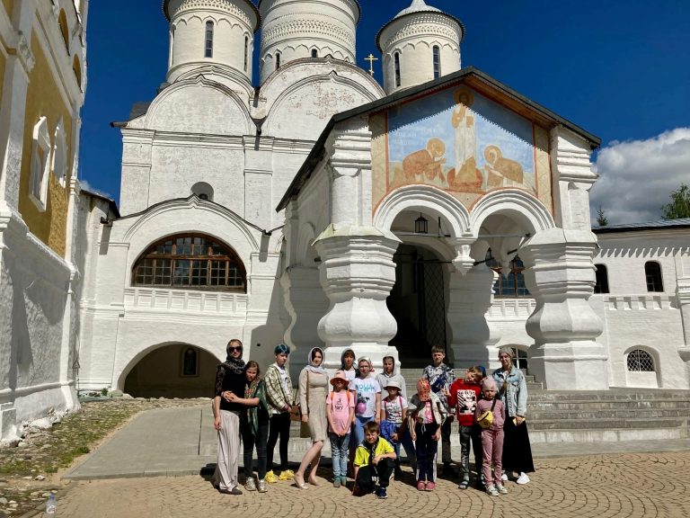 Экскурсией по Спасо-Прилуцкому монастырю закончилась первая смена группы дневного пребывания детей «Гармония»