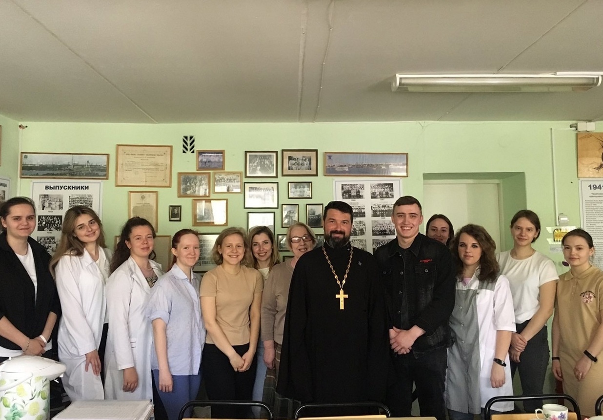 В Череповце священник провел беседу с учащимися медицинского колледжа о православном взгляде на курение