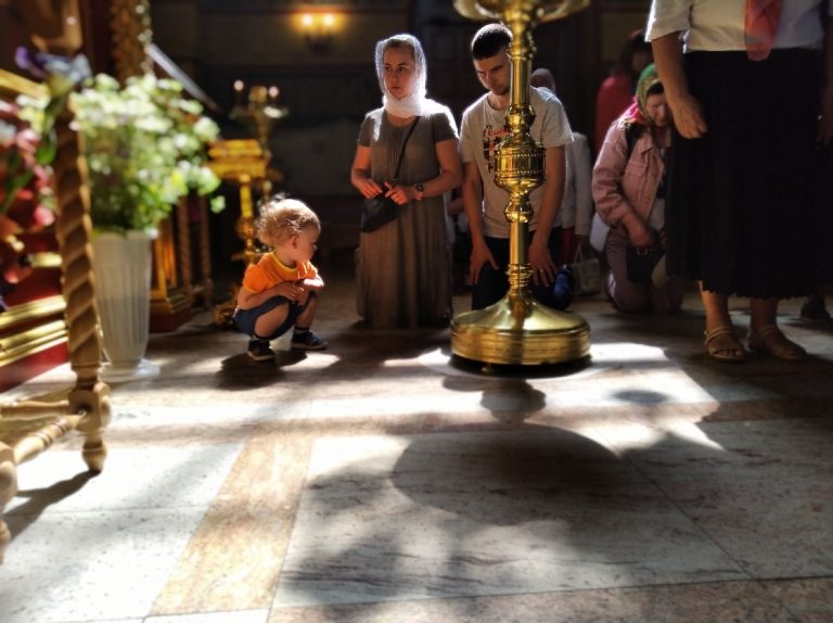 В кафедральном соборе Череповца верующие участвуют в молебнах перед ковчегом с частью Пояса Пресвятой Богородицы