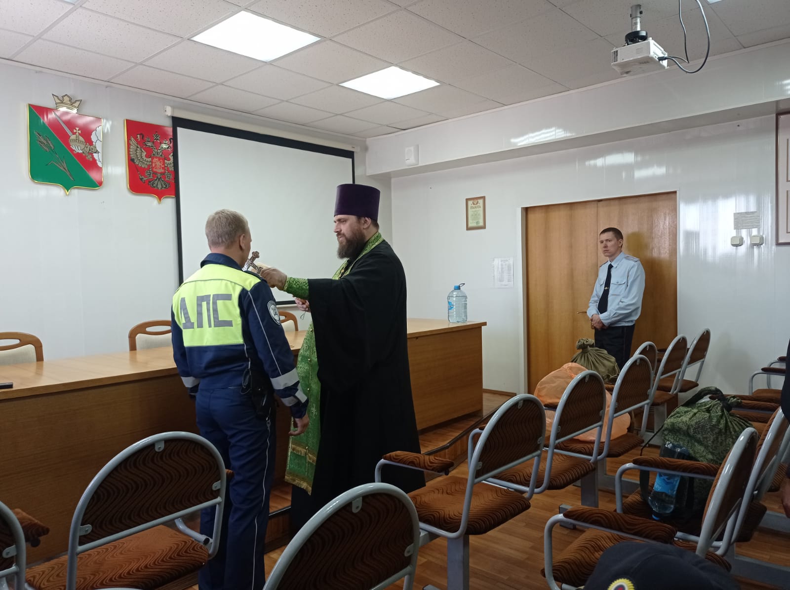 Настоятель Введенского храма поселка Майский благословил сотрудников полиции на служебную командировку